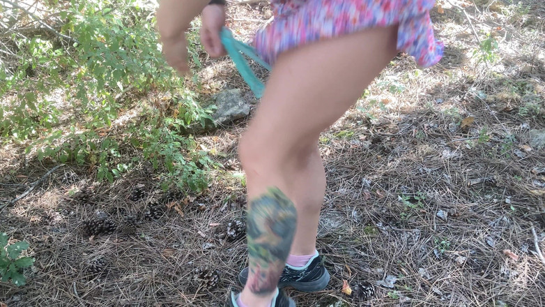 Risky Hairy Couple: 在森林里发现可爱的胸趾女孩骑自行车并操她毛茸茸的阴户