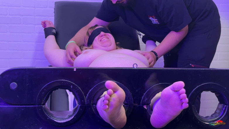 Ticklish Chicks: Heather Topless &amp; Tag samen