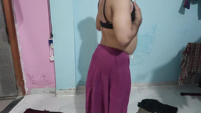 LovedSunsine1990: 하나씩, 나는 아내의 모든 옷을 입는다.