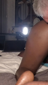 Mükemmel götlü seksi orta yaşlı seksi kadın yalanıyor ve götü parmaklanıyor