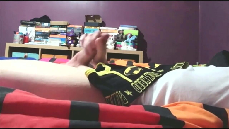 Gay Scottish twink Sammy Andrews: Sammy Andrews stříká na černém superhrdinské spodním prádle