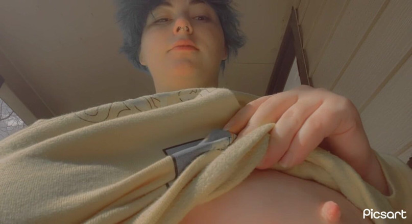 Mushroombitchx: Fumar e brincar com peitos