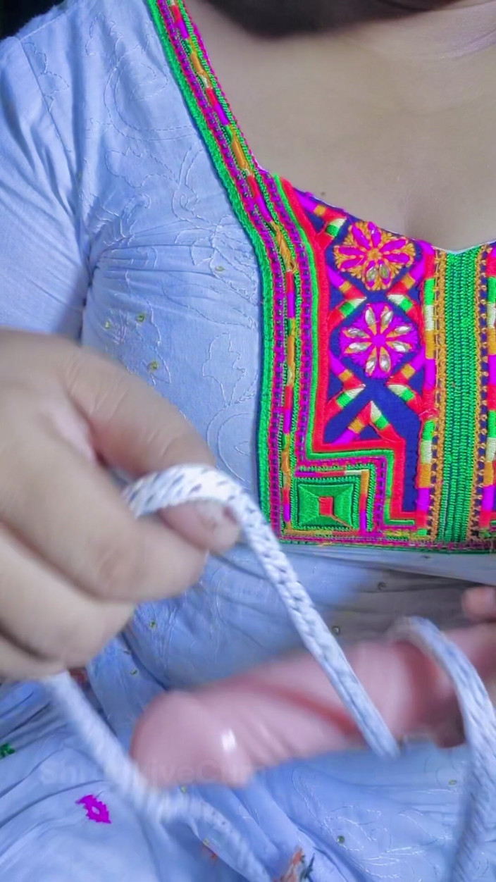 ShrutiLiveCum: Bílé šaty, indická desi macecha, nadržená nálada, 9 palců dildo kundička uvnitř...