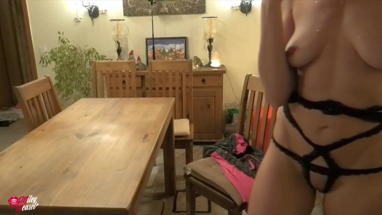 Miley Weasel: Puta loira amarrada recebe uma foda dura em cima da...