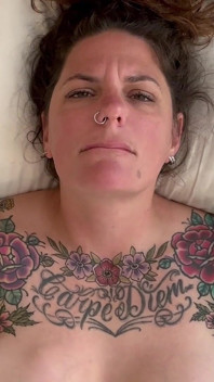 Carrie capri dildo kendini sikiyor ve sert boşalıyor!!