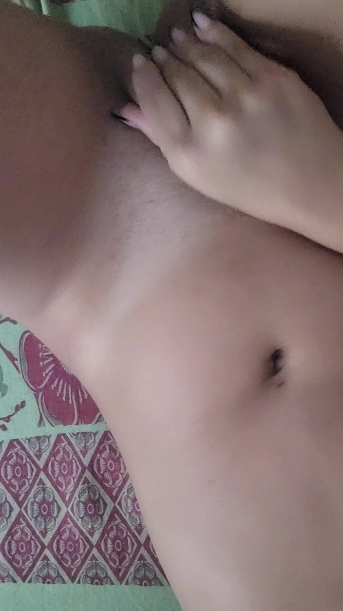 Carolzinha: 火辣娇小女孩的素人自慰