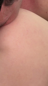 Hijastra no real disfruta de su primer sexo anal