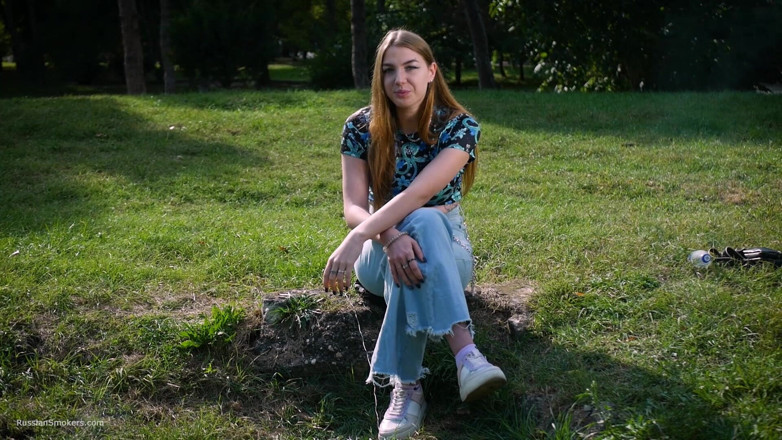 Russian Smokers: Seducente bellezza russa che fuma sigaretta vibrazioni da studio