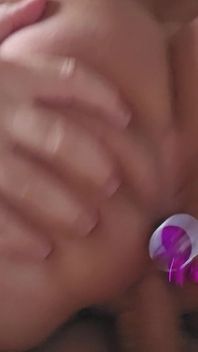 Une MILF latina sexy chevauche avec un plug anal