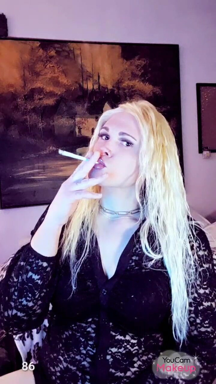 Darkfetish2k: 쓰다듬고 담배를 피우는 Kylie Rey