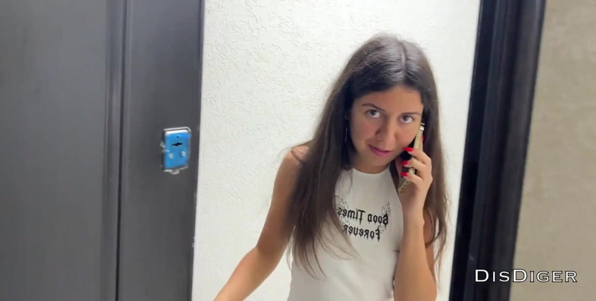 Dis Diger: La moglie infedele parla al marito al telefono mentre il...