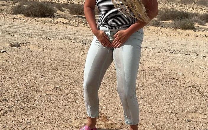 Emma Voyeur: Čůrání ve Světle kalhotách Venku