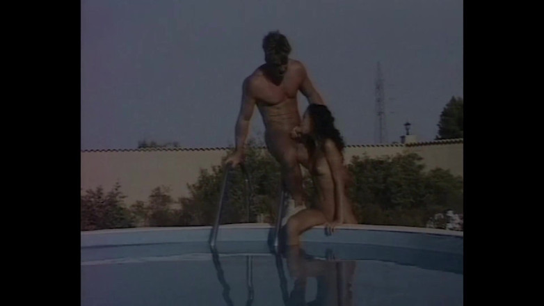 MMV and Eroticplanet Clips: A buceta gostosa está pronta para uma foda na praia