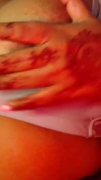Grandi tette calde mostrano sgrillettamento della figa sul capezzolo.