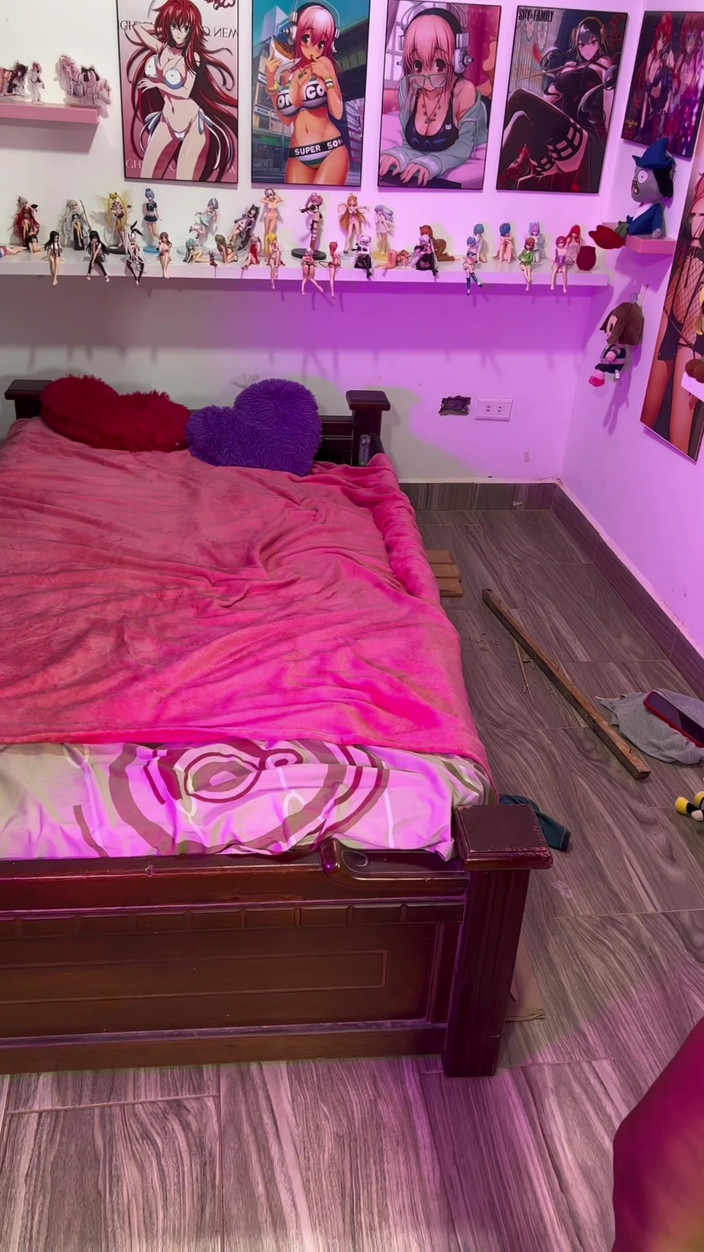 linahenaossx: Memancut!! Saya menyembur dengan zakar besar dan penggetar saya