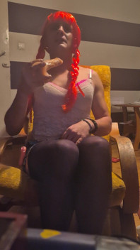 Sissy zuigt aan de dildo en stopt hem in haar kont