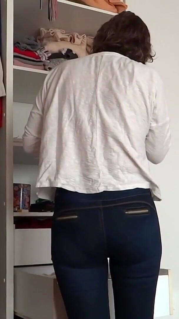 Ardientes69: After Urinating, the Stepmother Puts on Very Tight Jeans, Revealing...