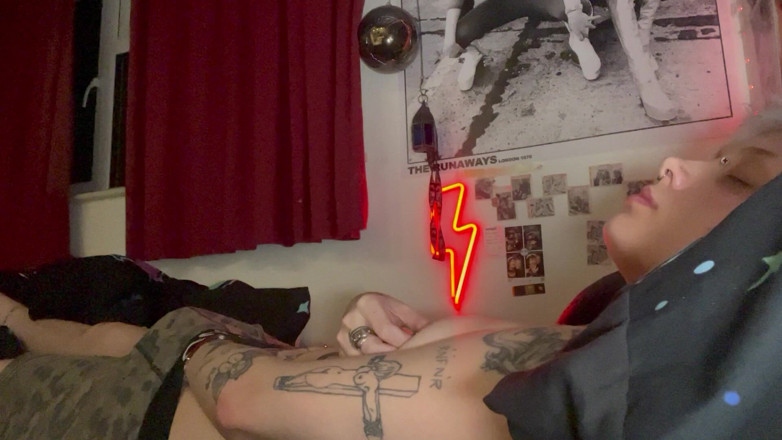 Glitterqueen1999: Glitterqueen1999 Bermain Puting Pinggir, Memancut Mani, Goth Tattoos, Tindikan