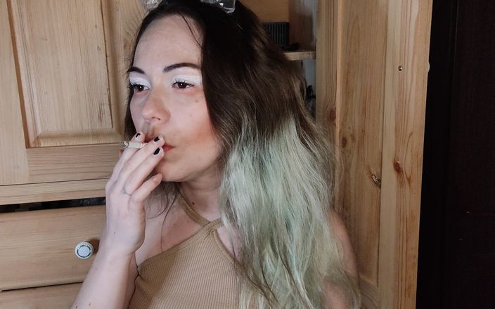 Asian wife homemade videos: Skromná nevlastní sestra kouří cigaretu