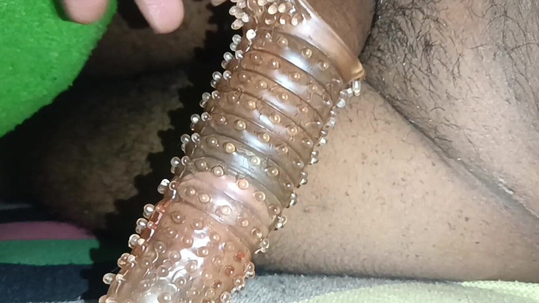 Sannu: Crastel避孕套在卧室里的印度男人