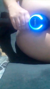 丰满的大屁股熟女用玩具操屁股