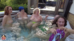 Lily kink: Waterbabes di bak air di-gangbang