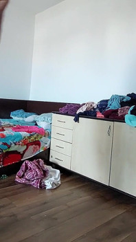 Amateurvrouw Heeft Plezier Bij Het Passen En Snijden Ervan.