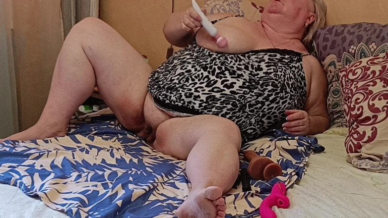 Zona901: Stepmom with Big Pussy Masturbates with Toys