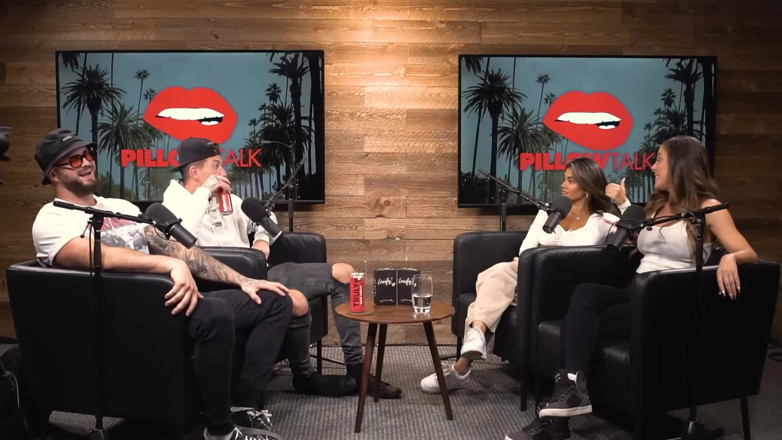 Pillow Talk: شيري ديفيل تتواصل مع سارة روز في استوديو البودكاست