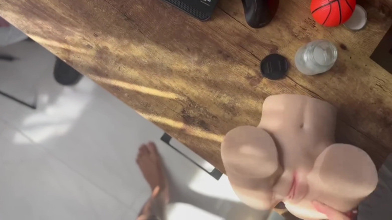 Andcristiann: Ele nem dura 5 minutos fodendo sua boneca sexual