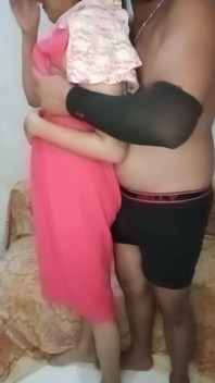 Un băiat excitat își fute soția prietenului