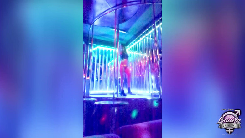 Nikki Montero: Шлюшка-транс Amber Alisson получает отсос члена клиента в ночном клубе и лизание очка