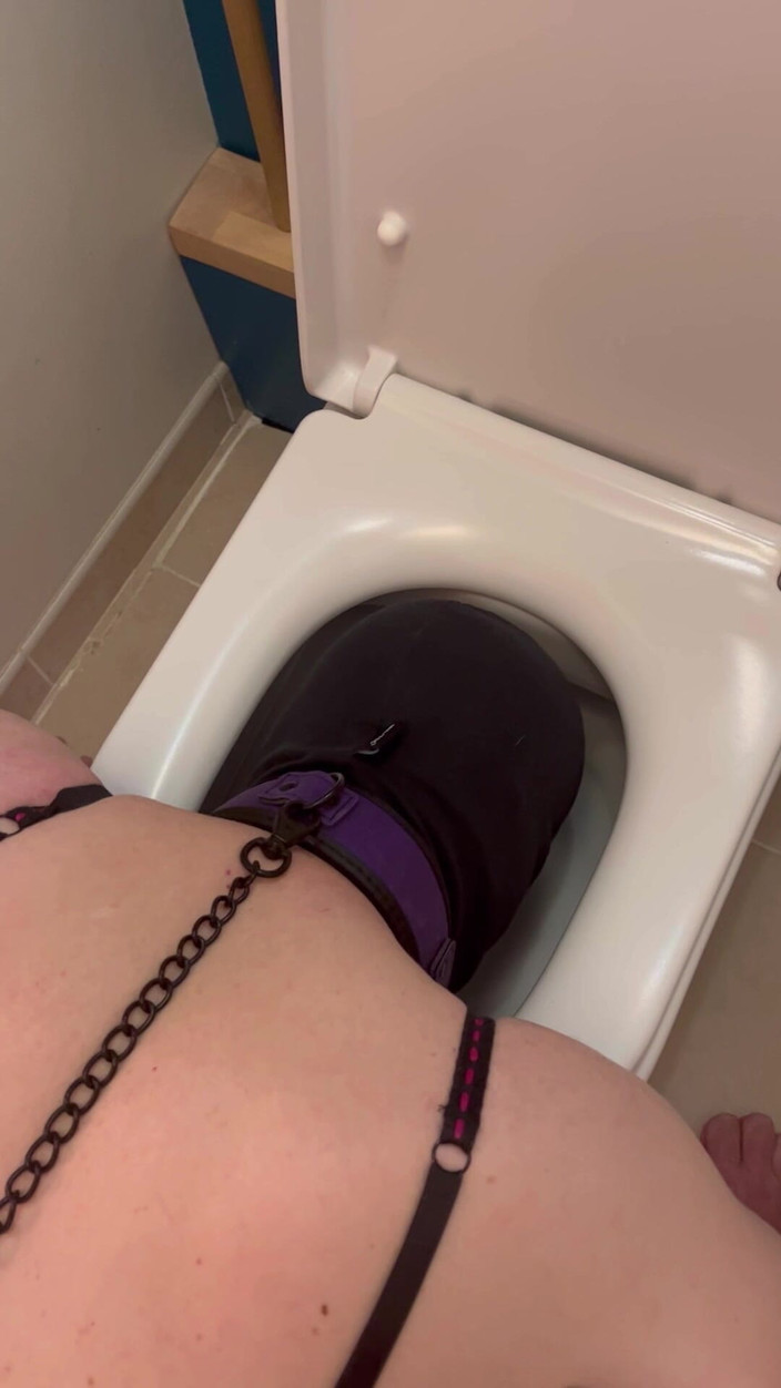 Maitresse Clara: Hlava v záchodě...