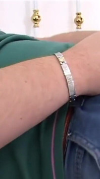 Fantastische junge maskierte MILF wird von einem fetten typen, der mit einem handjob kommt, gefickt