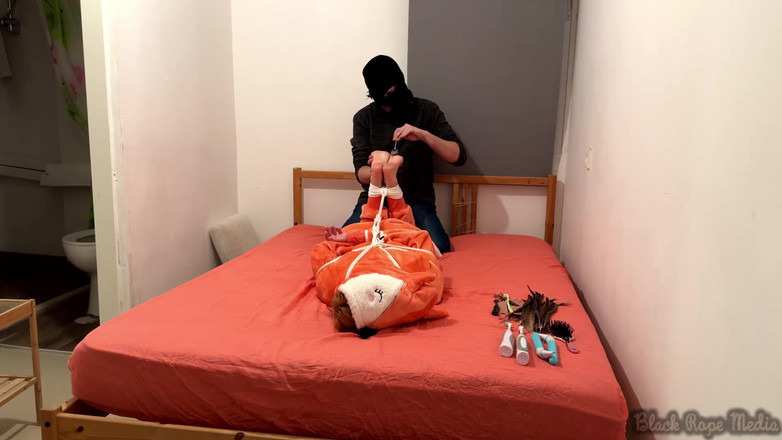 Miriam Slave: Miriam 묶고 간지럽히는 Onesie