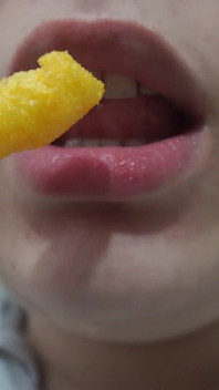 Aku makan keju chip.