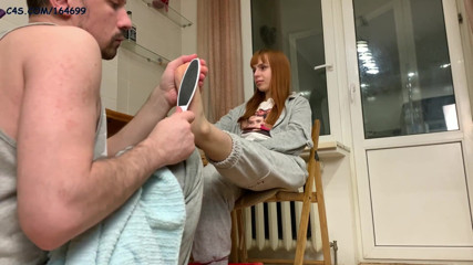 Petite Princesses Femdom: Amatérská skutečná femdom servírování nohou - drhne prach z nohou paní...