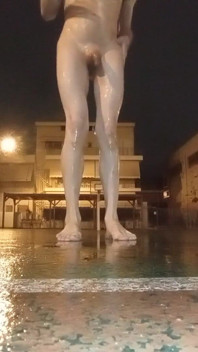 Ducha de pis desnuda