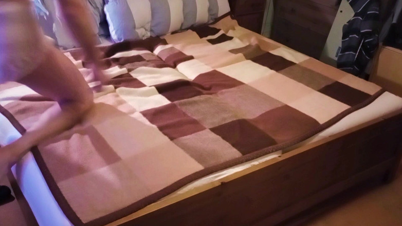 Mark Hannes: Thủ dâm trên giường