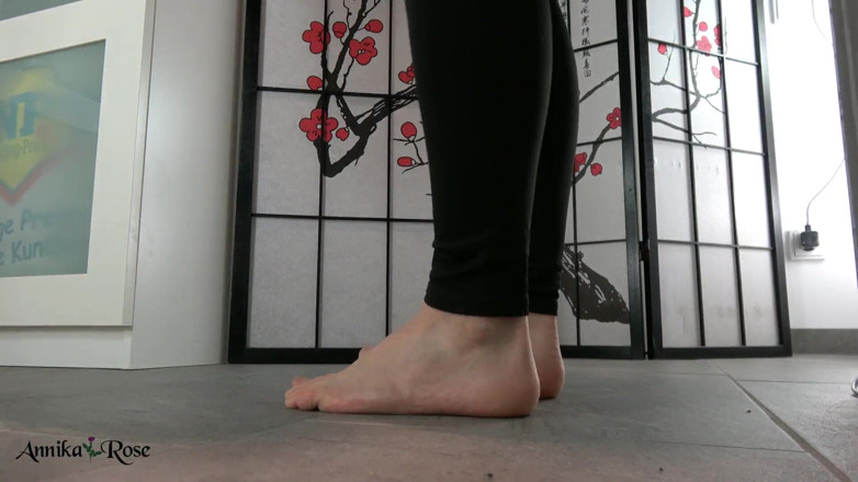 Annika Rose: Całkowicie owłosiony - pełny pęcherz