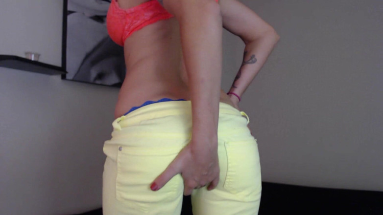 Stella Von Savage: Neon jeans menggoda &amp; pemujaan pantat