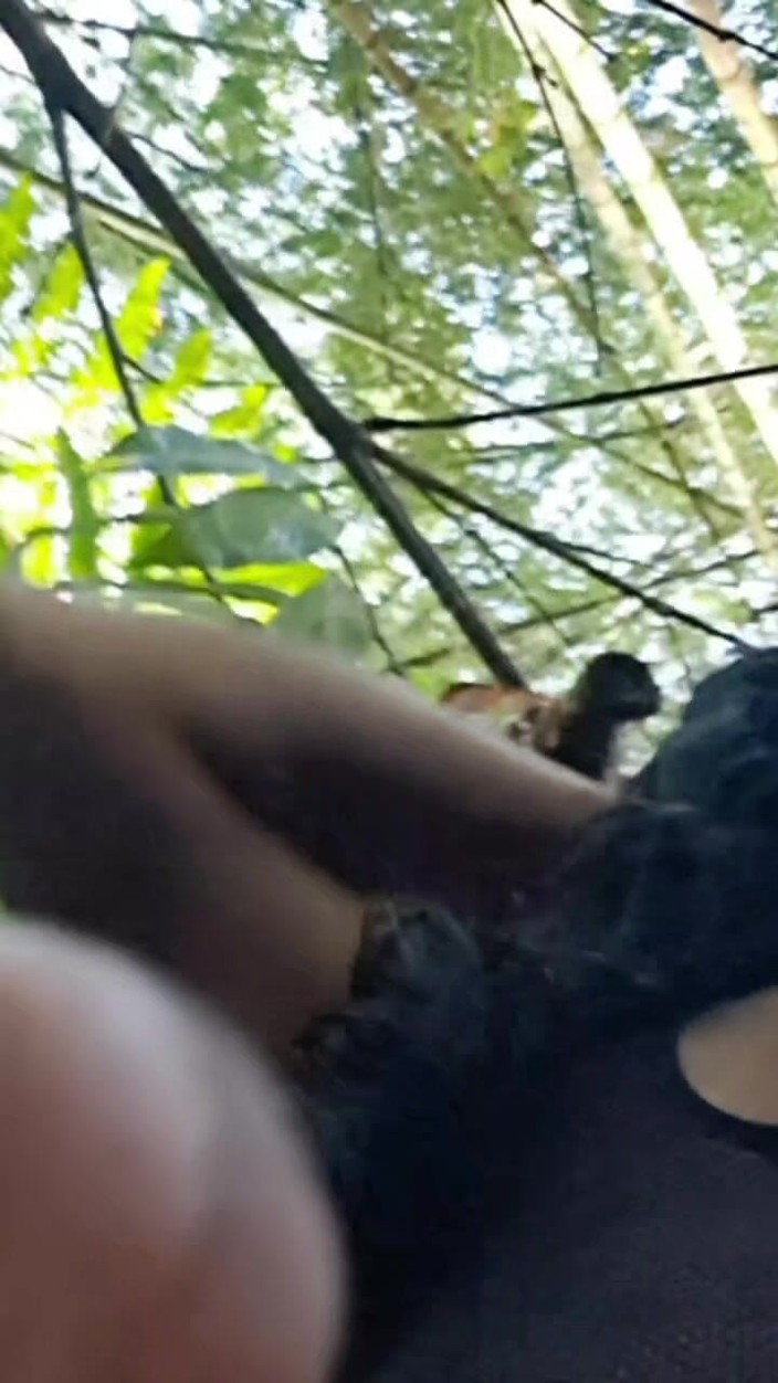 Valera Toro: Heiße Sperma-Explosion im Wald