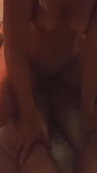 在戴绿帽丈夫面前与纹身陌生人进行火热性爱——火辣妻子