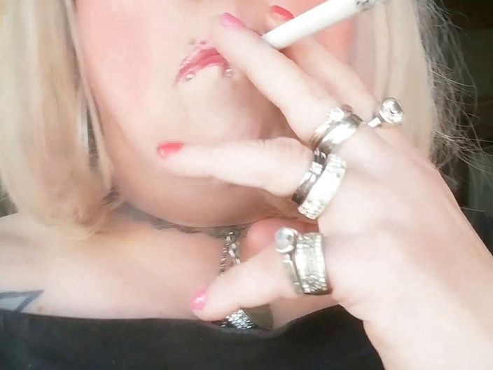 Stefanie Laveire: स्टेफ़नी सेक्सी धूम्रपान।