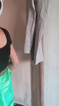La moglie indiana si prepara in Sari verde. Parte 1