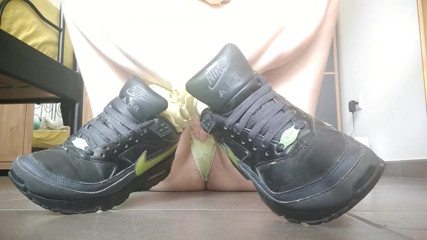 RavenBigAss: Young girl masturbates wearing her favorite Nike air max classic...