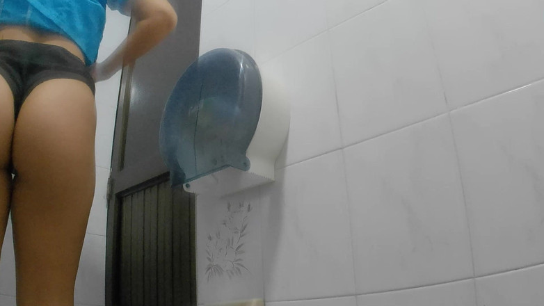 pampammedallo: Gadis atletis kencing di kamar mandi umum