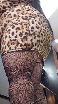 O mamă sexy matură mare și frumoasă seduce tinerii, doar fani cu încetinitorul
