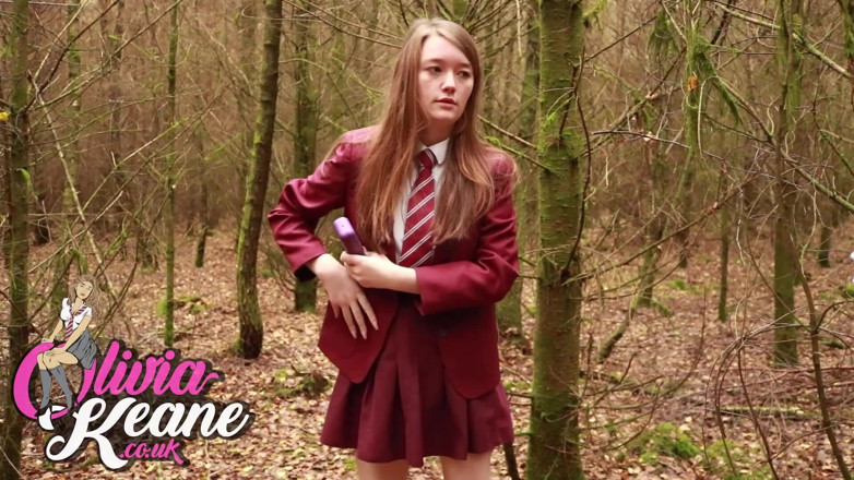 Olivia Keane: Universitária usa Shewee para mijar fora