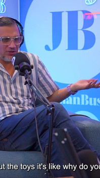 Kata Sanchez - milf gostosa não pode segurar o desejo de gozar na máquina vibradora - Juan Bustos Podcast
